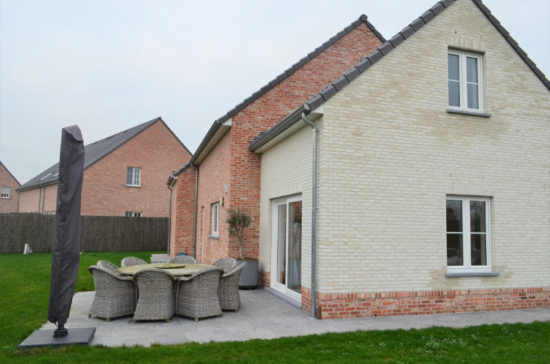 Villa met landelijk karakter in rustige woonwijk te Emelgem.