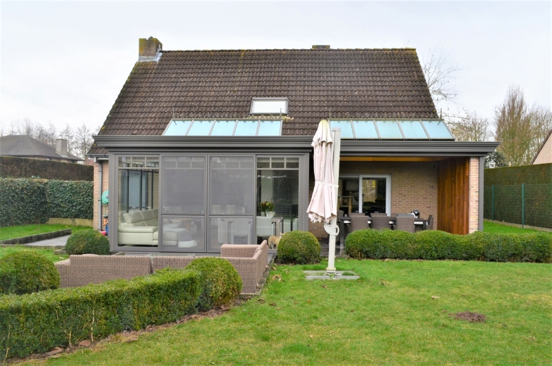 Villa met dubbele garage en tuin in rustige woonwijk te Izegem.