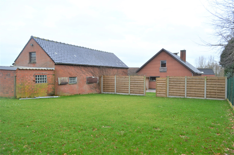 Landelijk gelegen villa op 3128 m² te Koolskamp.