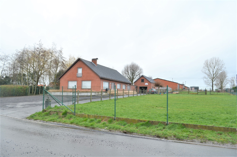 Landelijk gelegen villa op 3128 m² te Koolskamp.