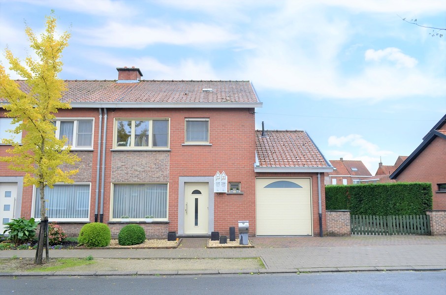 Verzorgde instapklare halfopen woning in rustige woonwijk te Emelgem.