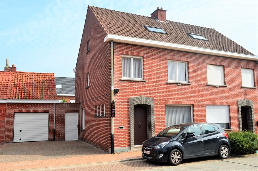 Verzorgde woning met garage in woonwijk te Ingelmunster.
