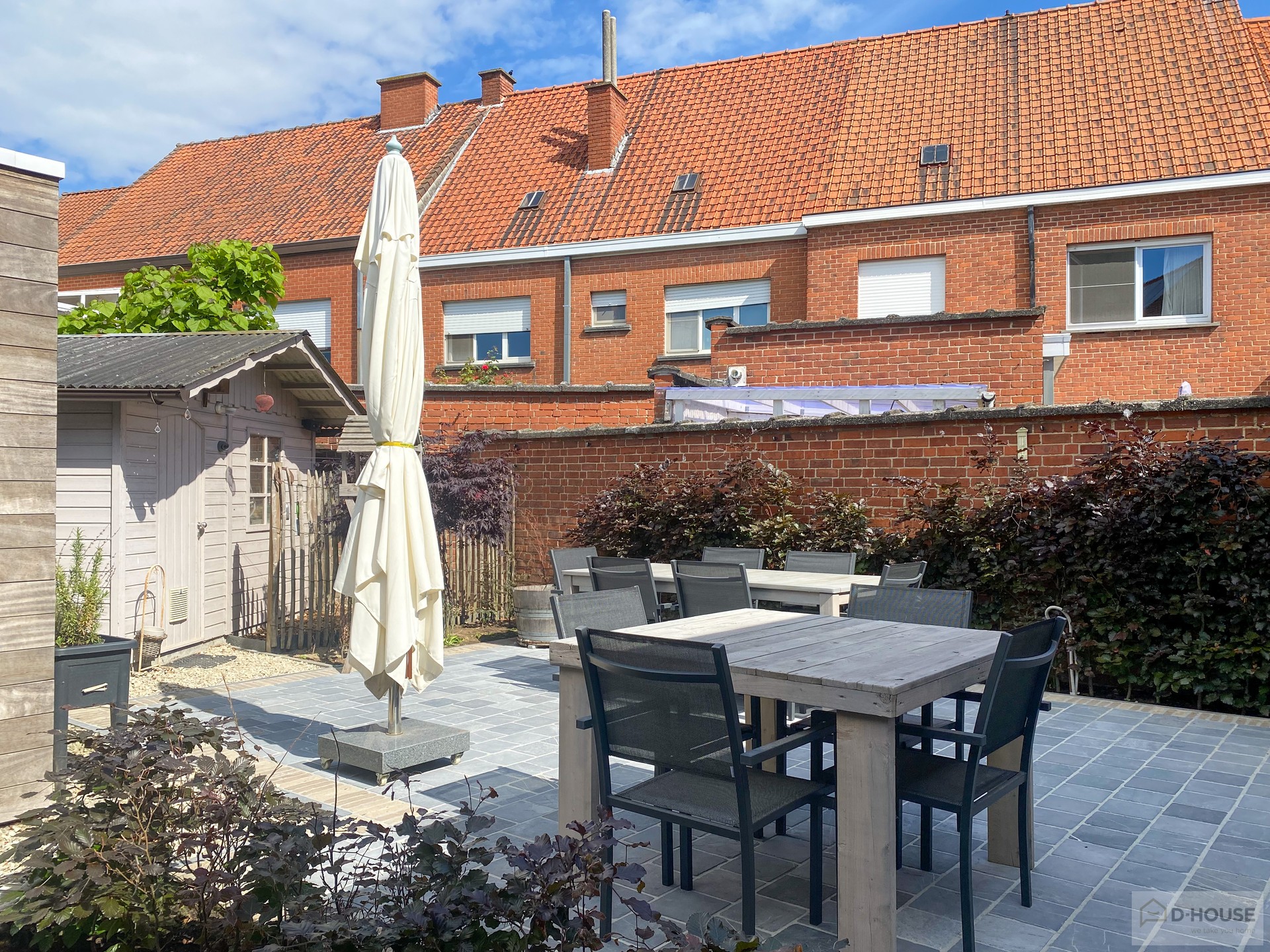 Recent gerenoveerde karaktervolle woning in het centrum van Emelgem.